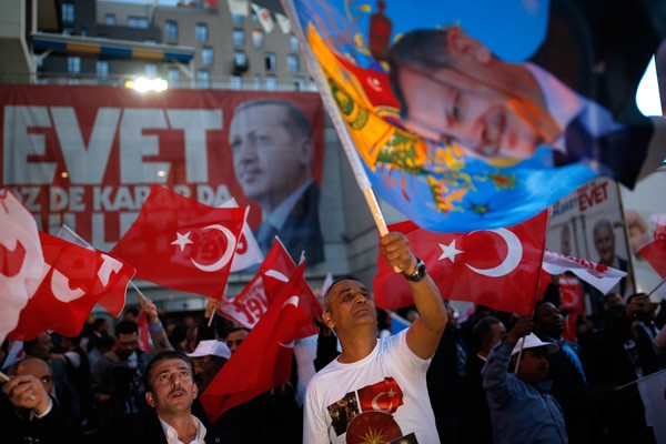 Halk kararını verdi! İşte referandum gecesinden kutlama görüntüleri