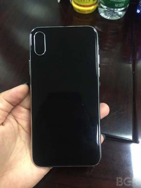 Yeni görseller iPhone 8i tüm açılarıyla bizlere sunuyor