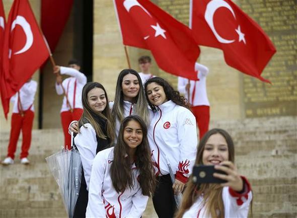 Gençler Anıtkabirde, Atanın huzurunda