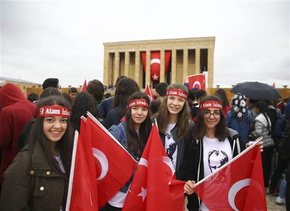 Gençler Anıtkabirde, Atanın huzurunda