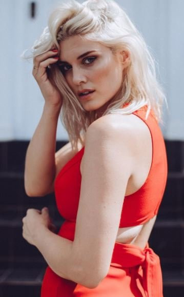 Ashley James yine nefes kesti