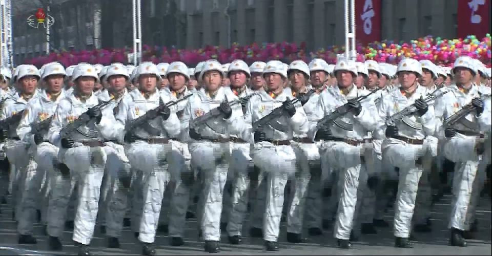 Kuzey Koreden dünyaya gözdağı! Onbinlercesi oraya indi