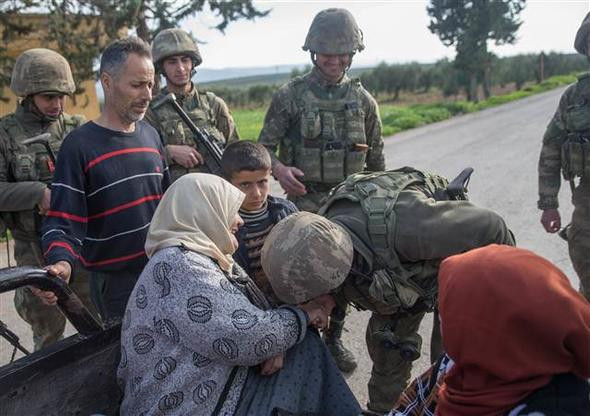 Türk komandosu Afrinde böyle işte böyle karşılandı...